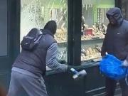 Increíble robo en Londres: rompen a mazazos la vidriera de una joyería y se llevan un importante botín a plena luz del día