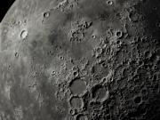 Un nene fabricó un telescopio de cartón y puede ver los cráteres lunares