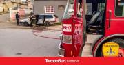Bomberos sofocan el incendio en un auto
