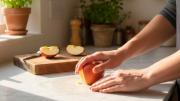 Frotar una manzana por la mesada de la cocina: por qué recomiendan hacerlo y para qué sirve