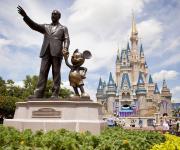 Disney supera pronósticos con ventas récord en parques antes de la elección de su CEO