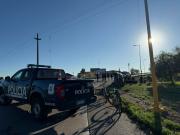 Video: volcó una camioneta en un rulo del Acceso Sur