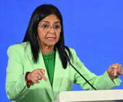 La presidenta encargada de Venezuela se reúne con el enviado de los Estados Unidos