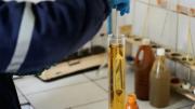 Inspectora certifica pureza del combustible boliviano
