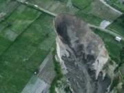 Filmaron como un socavón se tragó una ruta en Indonesia