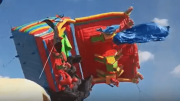 Castillo inflable sale volando por los aires con personas en su interior
