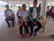 Alumnos de un colegio llevan sus propias sillas y tocos para pasar clases