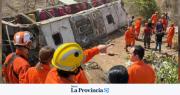 Desbarrancó un colectivo con peregrinos: murieron 15 personas, entre ellas 3 niños