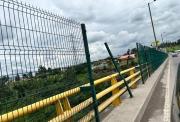 Malla de seguridad del puente sobre el río Chiche está rota