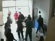 Familiares de un paciente atacaron a sillazos al guardia de seguridad de una clínica de Mar del Plata