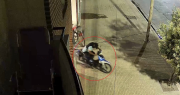 “Pegale un tiro”: un vecino de Villa Elvira enfrentó a dos ladrones pero no pudo evitar el robo de una moto