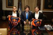 Recepción de campeones: Javier Milei recibió a Luciano Benavides tras su histórica coronación en el Dakar