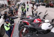 Enfrentamiento entre motociclistas y agentes de la ATM en el centro de Guayaquil