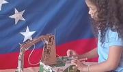 Talento sin límites: Estudiante venezolana crea brazo hidráulico con materiales reciclados