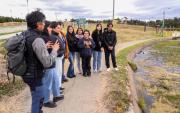 Con ojos curiosos, jóvenes exploradores descubren los tesoros del humedal urbano