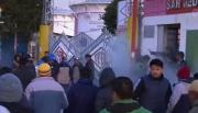 Choferes protestan en planta de YPFB por mala calidad de gasolina y son gasificados en Oruro