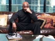 Pasó de dormir en baños públicos con su hijo a la cima de Wall Street: la historia del hombre que inspiró la película En busca de la felicidad