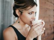 Una mujer perdió su empleo por tomar una pausa para tomar cafe y la Justicia da la razón a la empresa: ¿Por qué?