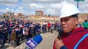 El Alto: Candidato a alcalde y expareja de Eva Copa hace campaña electoral en una escuela de esa urbe