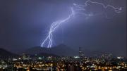 ¿Nueva tormenta eléctrica en Santiago? Los sectores de la capital que podrían tener lluvia este miércoles