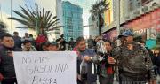 Choferes de La Paz protestan en puertas de la ANH para exigir resarcimiento por la “mala calidad” de la gasolina