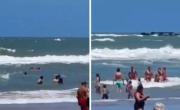 Video e imágenes dramáticas del rescate de tres nenes que quedaron atrapados entre olas en Mar del Plata