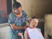 No llega a fin de mes y espera una silla de ruedas hace dos años: una madre pide ayuda para su hija con parálisis cerebral