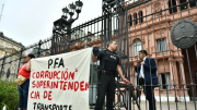 Un efectivo de la Federal se encadenó frente a la Casa Rosada