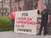 Un oficial de la Policía se esposó a las rejas de la Casa Rosada