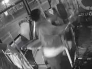 Un chofer discutió con un pasajero, se levantó para pegarle y dejó el colectivo a la deriva