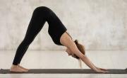 Estas cinco posturas de yoga ayudan a tonificar los brazos después de los 45 años
