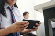 Minedu propone regular el uso de celulares en colegios públicos y privados –