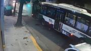 Impresionante choque de un colectivo en Caballito: impactó contra un container de basura y embistió a dos autos