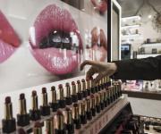 Estée Lauder eleva sus perspectivas y señala que la recuperación del CEO está dando sus frutos