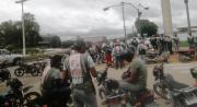 Continúa el bloqueo en Montero por la mala calidad de la gasolina; mototaxistas exigen presencia de autoridades nacionales