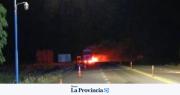 Se salvó de milagro al incendiarse un camión con cartón en el límite San Juan- San Luis