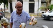 Un jubilado de La Plata vende condimentos en la calle porque no llega a fin de mes