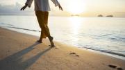 Por qué las caminatas al atardecer son más saludables y cuáles son los beneficios de hacerlas en la playa