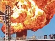 El impactante momento en el que un tren que transportaba combustible descarriló y explotó en Rusia