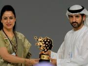 Premian a una maestra con 1 millón de dólares por su labor educativa y sorprende con el uso que le dará al dinero