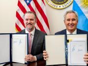 Una mesita y alfajores con forma de corazón: intimidades de la firma del acuerdo comercial con EE.UU.