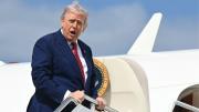 Donald Trump confiesa que no suele dormir en los aviones porque prefiere quedarse buscando misiles y enemigos desde las ventanas
