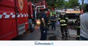 Voraz incendio en Rawson: una familia perdió todo tras el fuego en un depósito