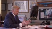 Donald Trump posa junto a águila