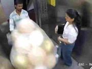 Impactante explosión de globos de hidrógeno en un ascensor deja dos heridos: el video del momento