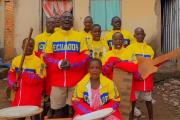 La Banda 24 de Mayo y su regalo para los bailarines de Uganda