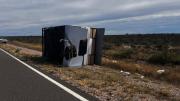 Vuelco en la Ruta 250: viajaba a Las Grutas, intentó sobrepasar un camión y terminó perdiendo una casilla