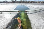 A 7°C bajo cero: Los nadadores que desafían las aguas heladas en Pekín
