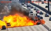 Auto se incendia y provoca sorprendente chorro de fuego en carretera de Florida