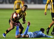 Clásico: el árbitro se “come” dos penales en el primer tiempo